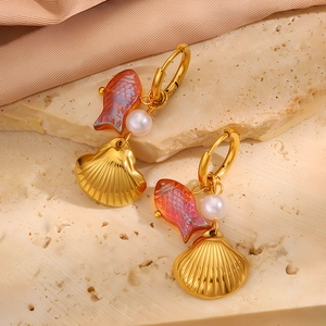 Detailansicht goldener Meeres-Ohrringe mit Fisch-, Perlen- und Muschel-Anhängern