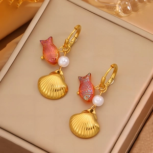 Goldene Meeres-Ohrringe mit orangefarbenem Fisch, Perle und Muschel-Anhängern