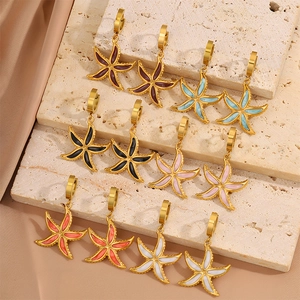 Boucles d'oreilles étoile de mer en acier titane avec émail coloré et fini doré