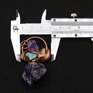 Détail d'un pendentif en cuivre fait main avec améthyste et turquoise, largeur 33mm
