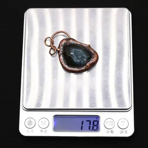 Makroaufnahme eines 17,8 g Vintage-Natursteinanhängers mit blauem Achat und Bronze