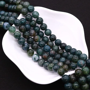 Natürliche grüne Moosachat-Rundperlen für DIY-Schmuck auf weißer strukturierter Platte