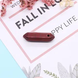 Detalle del colgante de prisma hexagonal de jaspe rojo con agujero para joyería DIY