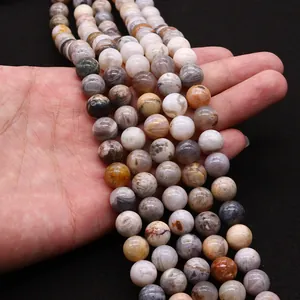 Natuurstenen agaat kralen in grijs en bruin voor het maken van DIY sieraden op hand