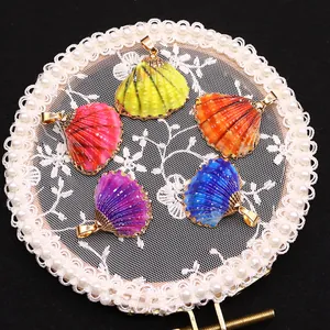Lot de cinq pendentifs coquillages colorés aux bords dorés pour la création de bijoux DIY