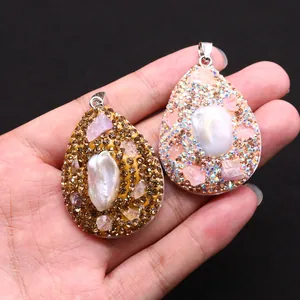 Pendenti a goccia con perle barocche e strass nelle tonalità dell'oro e del rosa