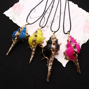 Colgantes de caracola natural en cuatro colores con bordes chapados en oro y cordón negro