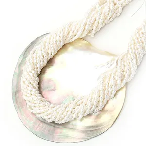 Collar de múltiples capas de perlas naturales de agua dulce blancas sobre bandeja de concha