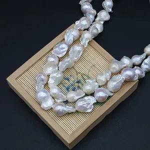 Collier de perles d'eau douce baroques naturelles brillantes sur un tapis de bambou