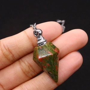 Vista macro della collana con bottiglia di profumo in unakite esagonale per i dettagli