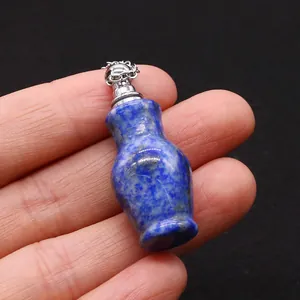 Vue macro du pendentif flacon de parfum en lapis-lazuli avec bouchon en argent et chaîne