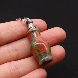 Détail du pendentif flacon de parfum en pierre d'unakite naturelle avec bouchon argent