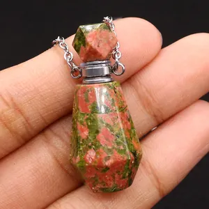 Makro-Detail von Unakite-Naturstein-Parfümflaschen-Halskette mit geometrischen Facetten