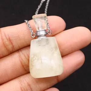 Halskette mit Parfümflasche aus Naturkristall und rechteckigem Steinanhänger