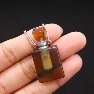 Nahaufnahme einer rechteckigen Bernsteinstein-Parfümflasche als Halskette mit Silberkette