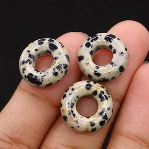 Makroaufnahme von drei natürlichen gepunkteten Steinperlen für DIY-Schmuck und Halsketten