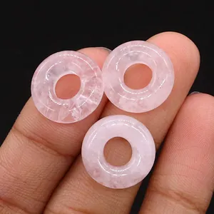 Drei natürliche Rosenquarz-Donuts mit glatt poliertem Finish und Eis-Texturen