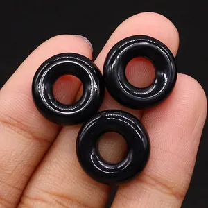 Polierte schwarze Edelstein Donut Perlen für DIY Schmuck auf der Fingerspitze