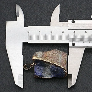 Detailmessung des unregelmäßigen Lapis Lazuli Natursteinanhängers mit Goldbeschichtung