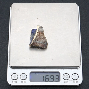 Detailaufnahme eines blauen Lapislazuli-Anhängers mit einem Gewicht von 16,93 Gramm