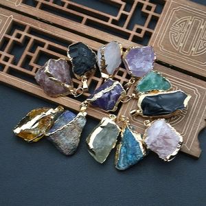 Onregelmatige ruwe kristallen hangers met gouden rand van lapis lazuli en amethist