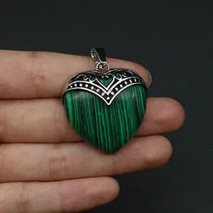 Detailansicht herzförmiger Naturstein-Anhänger mit silberner Vintage-Metallkappe im Retro-Stil