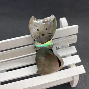 Vista detallada de colgante con forma de gato en concha de abulón natural para joyas