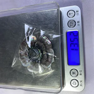 Vue macro d'un pendentif en nacre noire de 13,52g avec motif pivoine à trois couches