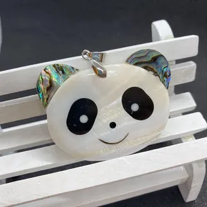Primer plano del colgante de panda en nácar y concha de abulón con cierre plateado