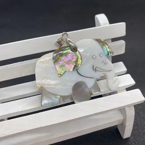 Colgante artístico de elefante hecho a mano con nácar blanco y abulón de color iris