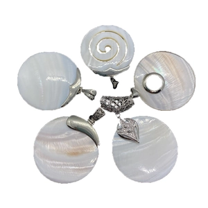 Colgante Redondo de Concha Blanca Natural con Enganche de Aleación de Zinc Dije de Espiral Calado de Nácar para Accesorio de Collar de Joyería DIY