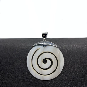 Colgante redondo de concha natural blanca con diseño de espiral hueca para joyería DIY