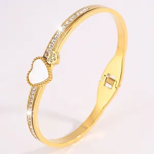 Bracelet en titane doré avec cœur en nacre et accents de cristaux pavés