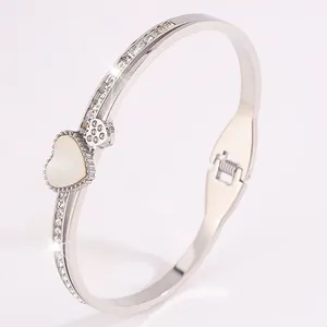 Bracelet jonc en acier titane argenté poli avec cœur en nacre blanche et cristaux