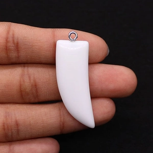 Dettaglio del ciondolo in pietra naturale a forma di corno con anello argento