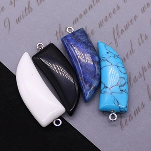 Set di quattro ciondoli a forma di corno in turchese e onice con anelli in metallo argento