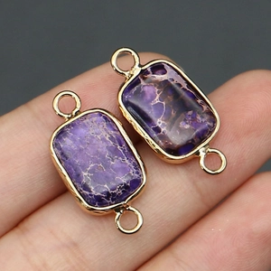 Detail eines violetten Imperial-Jaspis-Rechteckverbinders mit vergoldeten Kanten und zwei Ösen