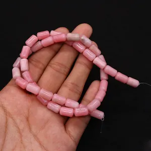 Détail de perles cylindriques en pierre rose pour la création de bijoux DIY
