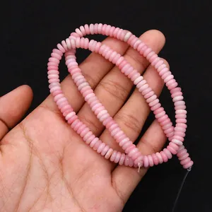 Primo piano di perline distanziatrici rosa in pietra imperiale per gioielli fai-da-te