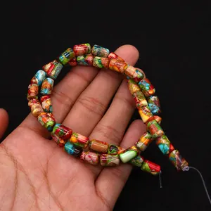 Vue macro de perles cylindriques en jaspe impérial multicolore pour bijoux DIY