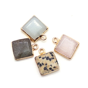 Pendenti quadrati in pietra naturale con bordi dorati in grigio, bianco, rosa e maculato