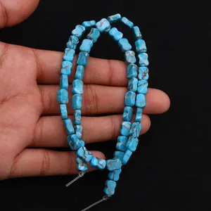 Macro-opname van turquoise strikvormige kralen met minerale aders voor DIY-sieraden