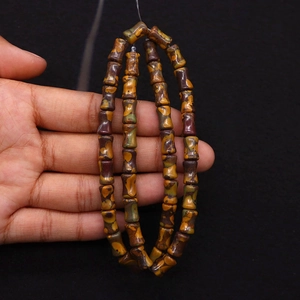 Détail de perles en pierre naturelle en forme de bambou aux tons terreux pour bijoux