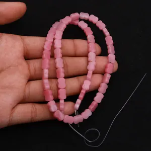 Detailweergave van roze strikvormige keizerlijke steenkralen voor DIY-sieraden