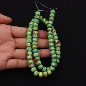 Makroaufnahme grüner Kaiserstein-Zylinderperlen mit natürlichen Mustern für DIY-Schmuck