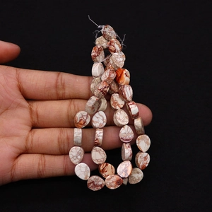 Gros plan de perles de marbre naturel en forme de goutte pour la création de bijoux