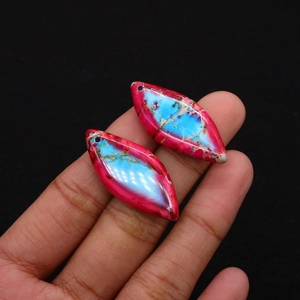Détails macro de pendentifs en pierre polie en forme de losange aux motifs rose et bleu