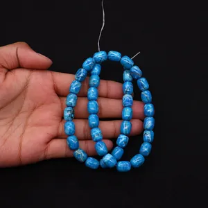 Dettaglio di perle a tubo in turchese blu con venature scure per creazione gioielli