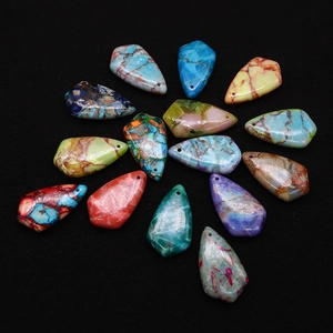 Pendenti in turchese sintetico colorato a forma di goccia per la creazione di gioielli fai-da-te