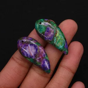 Dettaglio di ciondoli in pietra imperiale viola e verde per la creazione di gioielli fai da te